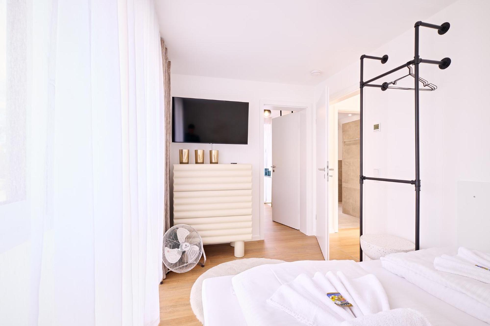 Ferienhaus Xzllenz - 4 Schlafzimmer, Zentral, Parken, U-bahn, 2 Baeder, 4 Smart-tv, Optional Einzelbett *
