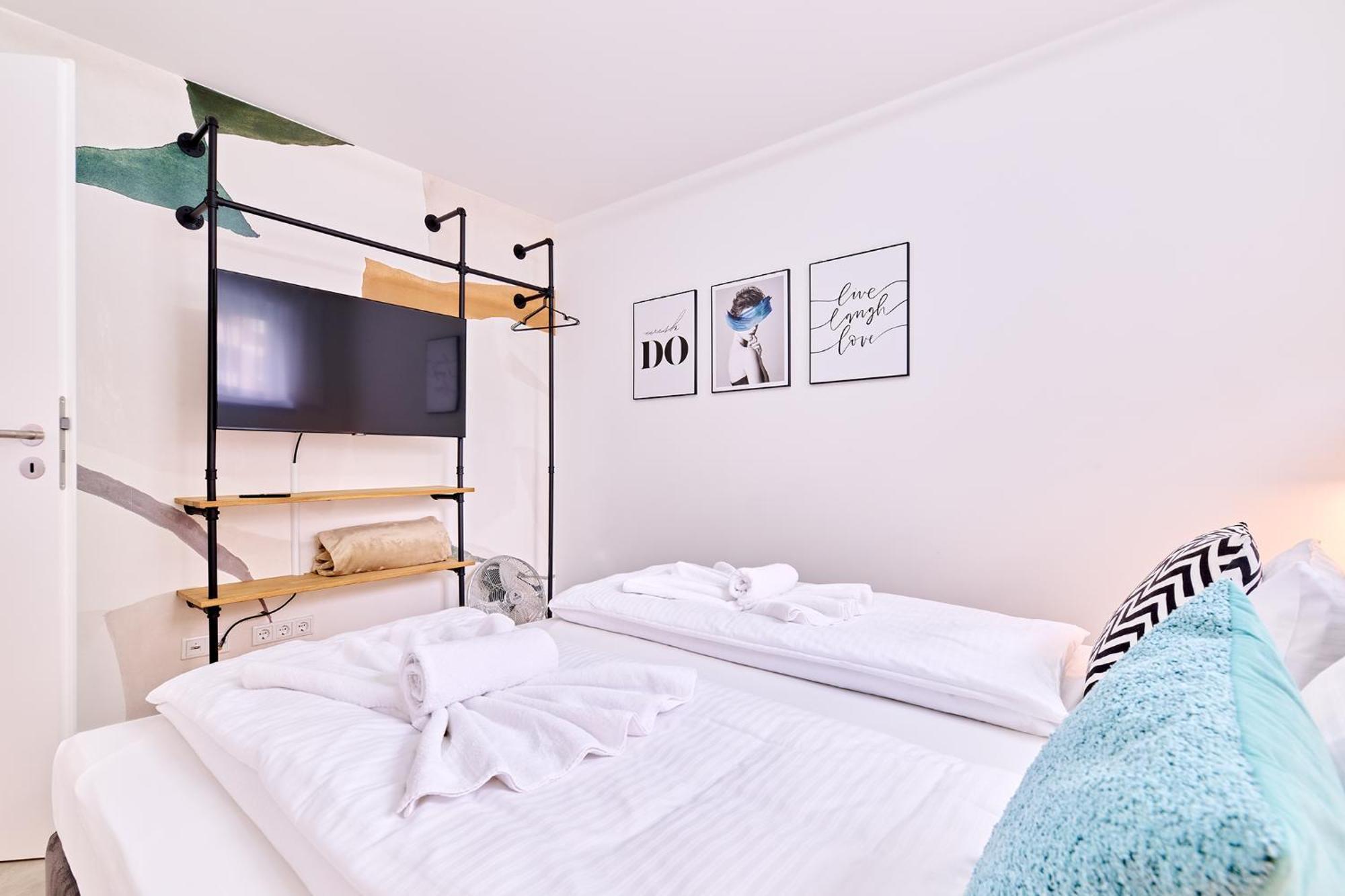 Ferienhaus Xzllenz - 4 Schlafzimmer, Zentral, Parken, U-bahn, 2 Baeder, 4 Smart-tv, Optional Einzelbett *